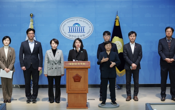 기본소득당 용혜인 의원 등이 30일 국회 소통관에서 개혁연합신당 추진 관련 기자회견을 하고 있다. (사진=연합뉴스)