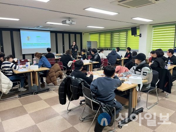 홍천군청소년수련관은 가족 기능 강화 및 가정 단합 도모를 위해 지난 9일(토) 오전 10시부터 오후 12시 까지 수련관 3층 실내집회장에서 홍천관내 10가정을 대상으로 세대공감‘눈맞춤’ 소통향상 사후강의를 진행했다.