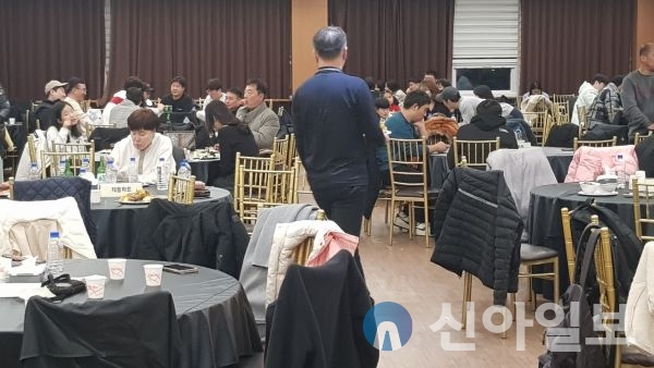 이인철 강원공장장은“이번송년행사는 코로나19위기속에서도 전직원이 한마음 한뜻으로 “하이트진로의 야심작‘캘리”를 선보이며 ’테라‘와 함께 매출1위의 맥주시장 1위의정상 탈환을 눈앞에 두고 전직원의 노고에 격려 한마음잔치로 직원가족과 다함께 화합의 아름다운 송년의 밤을 마련했다“고 밝혔다.