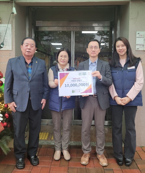 티머니 임직원이 지역사회 노숙인 복지시설 '만나샘'에 기부금을 전달하고 있다.[사진=티머니]