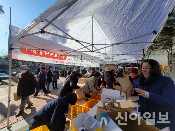 천년고찰 수타사는 신도회는 지난 21일 전통5일장날을 맞아 홍천전통시장 인근의 꽃뫼공원에서 홍천군민과 함께하는 ‘동지팥죽 나눔행사’를 진행했다.