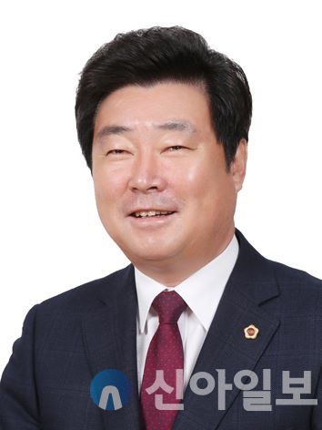 신도현(67) 홍천군 지방행정 동우회장은 “40년 행정경험과 8년 의정경험을 바탕으로 행정동우회 발전과 회원 상호간의 화합의 장을 만들어 가겠다.“라고 말했다.