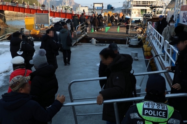 안전하게 해맞이 행사를 종료하고 선착장을 내리는 시민들을 군산해경이 안전관리를 실시중이다.(사진=군산해경)