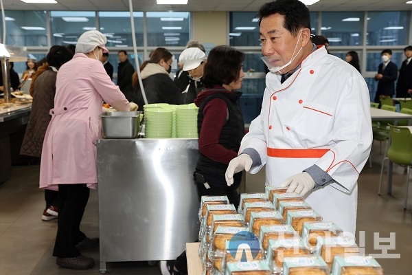 경남 양산시 나동연 양산시장, 2024년 시정 첫 시작일 떡국 배식 봉사[사진=양산시 제공]