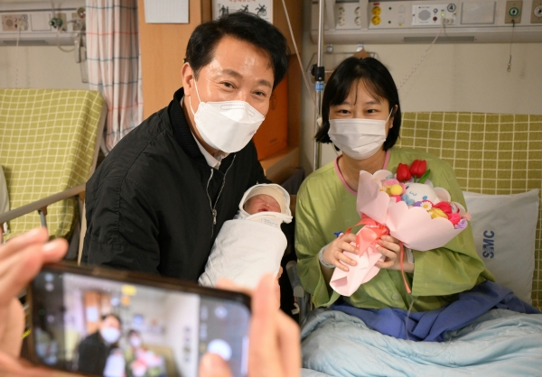 오세훈 서울시장이 2일 오후 강북삼성병원 산부인과 병실을 방문해, 지난 1일 아기를 출산한 산모에게 출산 축하 인사를 전하고 기념촬영을 하고 있다 (사진제공=서울시)