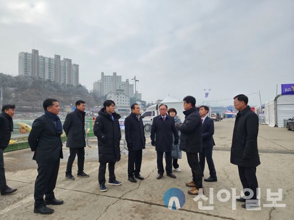 홍천군의회(의장 박영록)는 1월 4일 홍천읍 홍천강변일원에서제12회 홍천강 꽁꽁축제장을 사전 점검하였다