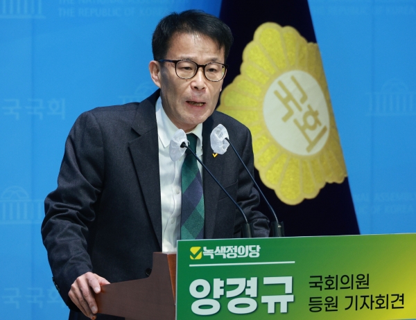 정의당 이은주 의원의 사직으로 비례대표 의원직을 승계한 양경규 전 민주노총 부위원장이 31일 오전 국회 소통관에서 기자회견을 하고 있다. (사진=연합뉴스)