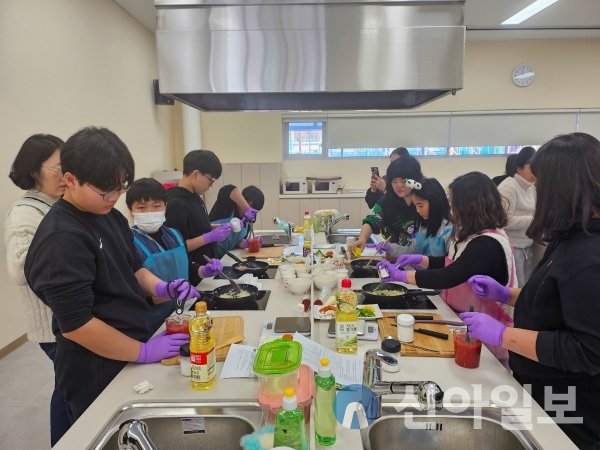 사진 밀양시(1월 25일 패밀리 쿠킹 클래스를 체험하고 있는