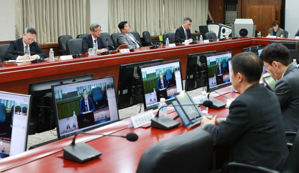 28일 정기환 회장(뒷줄 왼쪽 두번째)을 비롯한 마사회 경영진, 간부급이 참석한 가운데 올해 첫 경영혁신위원회가 열렸다. [사진=마사회]