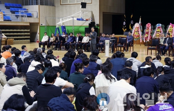 김태흠_충남도지사가_30일 청양군 군민체육관에서 열린 ‘제8회 충남협회장기 배드민턴대회’에서 축사를 하고 있다.(사진=충남도)