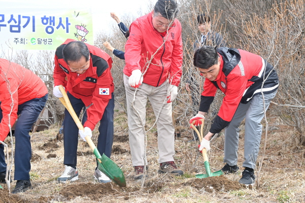 달성군이 개최한 식목일 기념 나무심기 행사 (사진=달성군)