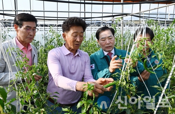 사진 창녕군(농가를 방문해 의견 청취와 현장 상황을 살피는 성낙인 군수