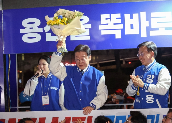 이재명 더불어민주당 대표가 9일 용산역 앞 광장에서 열린 '정권 심판, 국민승리 총력 유세'에서 지지자가 선물한 꽃다발을 들어 보이고 있다. (사진=연합뉴스)