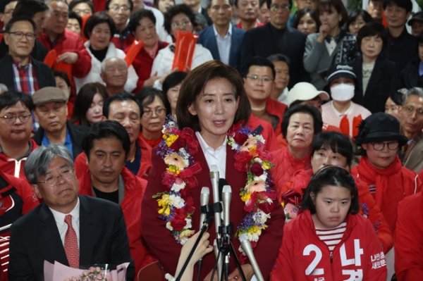 서울 동작을에서 당선이 유력해진 국민의힘 나경원 후보가 11일 동작구 선거사무소에서 취재진에 소감을 밝히고 있다. (사진=연합뉴스)