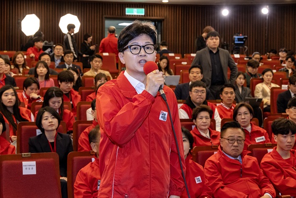 한동훈 국민의힘 총괄선대위원장이 10일 서울 여의도 국회도서관에 마련된 국민의힘 제22대 국회의원선거 개표상황실에서 출구조사 결과를 시청한 뒤 발언하고 있다. (사진=연합뉴스)