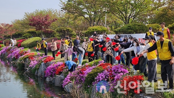 서산시가 지난 17일 친환경 방역체계를 구축하기 위해 중앙호수공원에 미꾸라지 3만 마리를 방류했다.(사진=서산시)