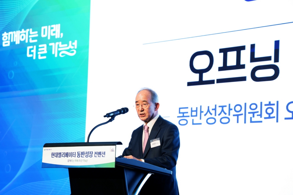 오영교 동반위원장이 24일 서울 반얀트리 호텔에서 개최된 '2024 제1호 양극화 해소 자율협약'에서 인사말을 전하고 있다.[사진=동반위]