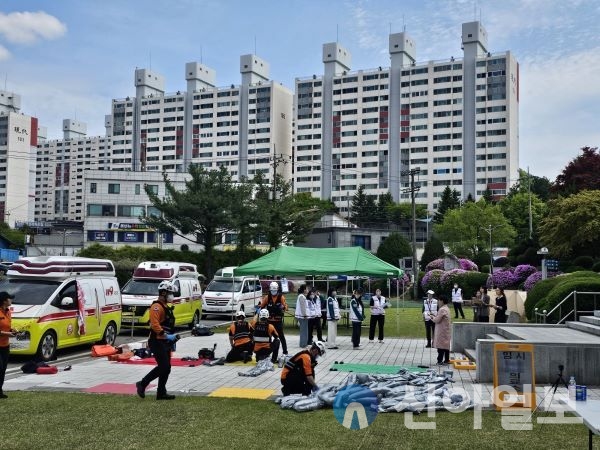 홍천소방서(서장 김숙자)는 23일 홍천 무궁화 공원에서 홍천군보건소 신속대응반과 함께 다수 사상자 발생 대비 불시출동 훈련을 실시했다고 밝혔다.