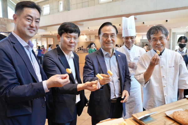 박상돈 천안시장이 지난 27일 ‘2024 베리베리 빵빵데이’ 행사가 열리는 동네빵집을 찾아 빵을 둘러보고 있다.(사진=천안시)