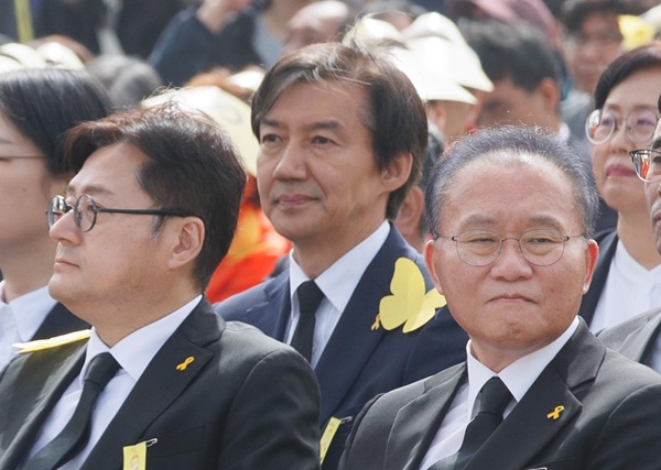 지난 16일 경기도 안산시 화랑유원지에서 열린 '세월호 참사 10주기 기억식'에 참석한 홍익표 더불어민주당 원내대표(왼쪽부터), 조국 조국혁신당 대표, 윤재옥 국민의힘 원내대표 겸 당대표 권한대행이 자리에 앉아 있다. (사진=연합뉴스)