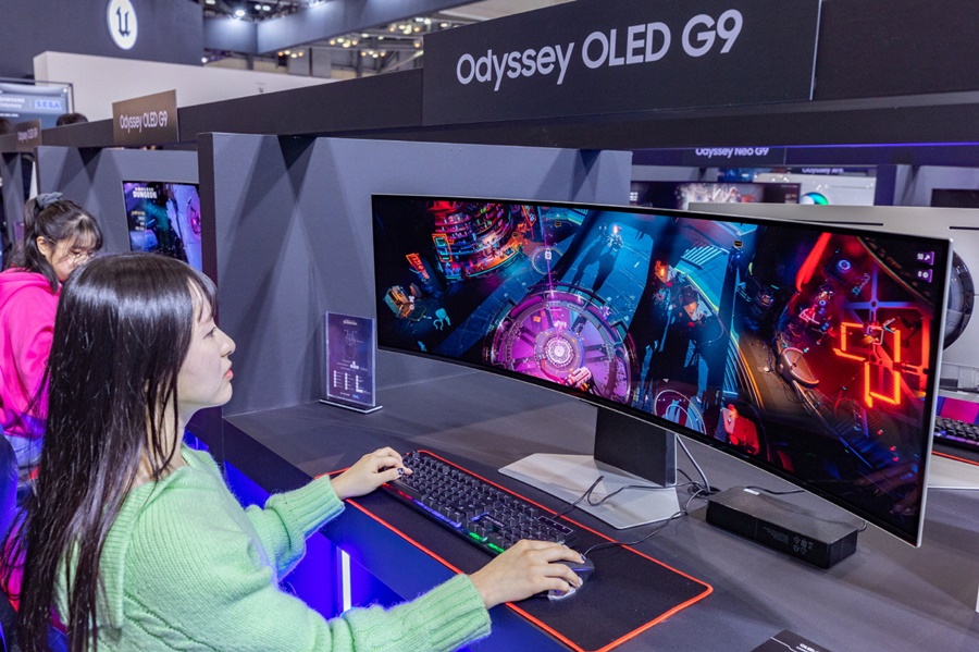 삼성전자 모델이 지스타 2023 오디세이 체험존에서 오디세이 'OLED G9'을 소개하고 있다.[사진=삼성전자]