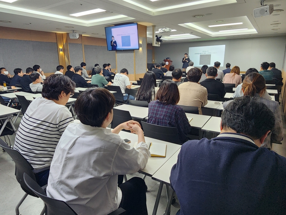 서울 구로동 에듀윌 본사에서 열린 AI특강에서 신주혜 대표가 강의를 진행하고 있다.[사진=에듀윌]