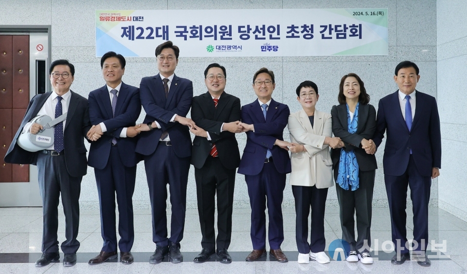 대전시와 국회의원 당선인 첫 만남, 협치 신호탄 왼쪽부터 박용갑 국회의원, 황정아 국회의원, 박정현 국회의원, 박범계 국회의원, 이장우 대전시장, 장철민 국회의원, 조승래 국회의원, 장종태 국회의원. (사진제공=대전시)