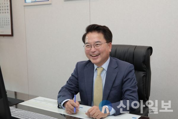 춘천시는 고용노동부 지역일자리 목표 공시제 추진에 따라 '2024년도 일자리대책 연차별 세부계획'을 홈페이지와 지역고용정보 네트워크에 공시하고 그에 따른 실천과제를 추진한다고 밝혔다.