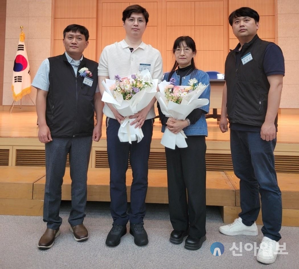 기념워크숍에서 표창을 수여받고 기념촬영 중인 반석역 안영선ㆍ김태형 역무원