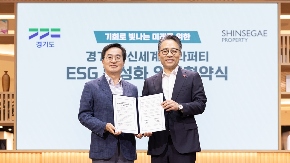 김동연 경기도지사(왼쪽)와 임영록 신세계프라퍼티 사장(오른쪽)이 ESG 활성화 업무협약을 체결한 후 기념 촬영을 하고 있다. [사진=신세계프라퍼티]