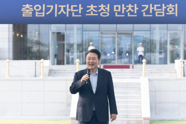 윤석열 대통령이 24일 서울 용산 대통령실 청사 잔디마당에서 열린 ‘대통령의 저녁 초대’ 출입기자단 초청 만찬 간담회에서 발언하고 있다.(사진=대통령실)