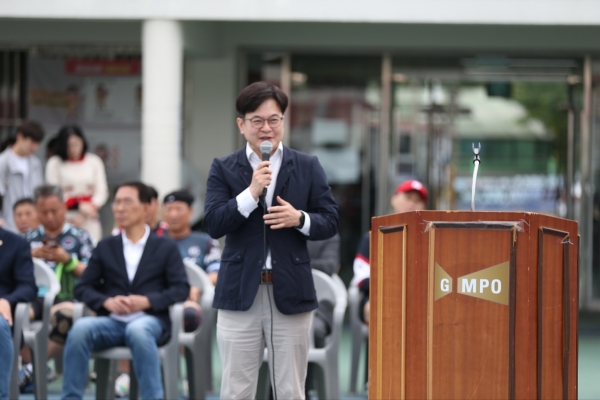 '제6회 김포시협회장배 족구대회'에서 축사를 하고 있는 김병수 김포시장 (사진=박영훈 기자)