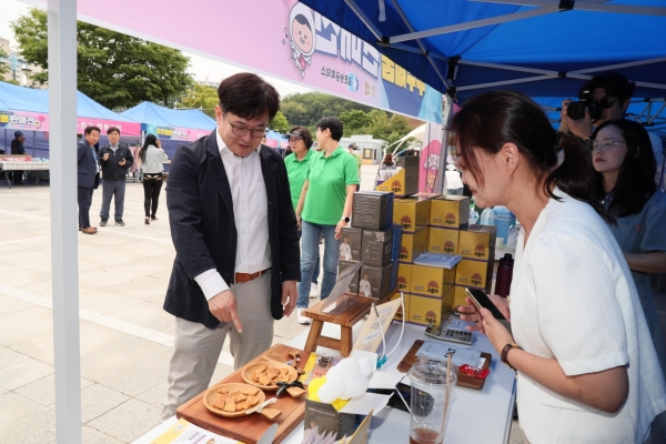 사우광장에서 열린 '사회적나눔장터'를 둘러보는 김병수 김포시장 (사진=박영훈 기자)