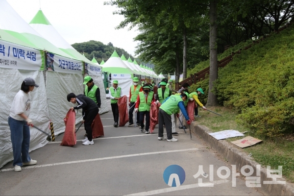 사진 밀양시(자연보호협의회(회장 류정범) 회원들의이 제66회 밀양아리링대축제장에서 환경정화 활동을 펼치고 있다)