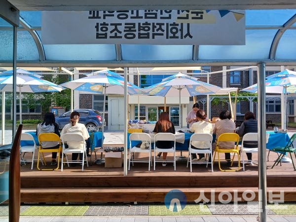  춘천한샘고등학교(교장 한세훈)는 교내 사회적 협동조합원으로 활동하는 스마트경영과 10여 명의 학생들이 6월 한 달 동안 주말마다 진행되는 춘천원예농협 하나로마트 공감마켓 행사에 참여한다고 밝혔다.