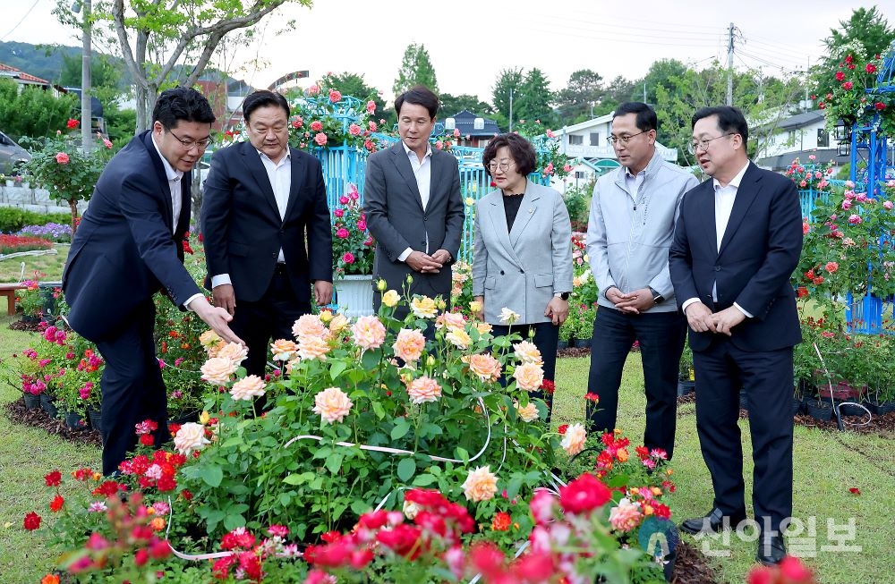 대전시의회 이상래 의장은 31일 대청호 자연생태관 일원에서 열린 ‘대청호 장미원 개장식’에 참석해 박희조 동구청장을 비롯해 기념촬영을 하고 있다. 오른쪽부터 이장우 대전시장, 박희조 동구청장, 박영순 동구의장, 이상래 대전시의장, 송인석 대전시의원, 정명국 대전시의원)  (사진=대전시의회)