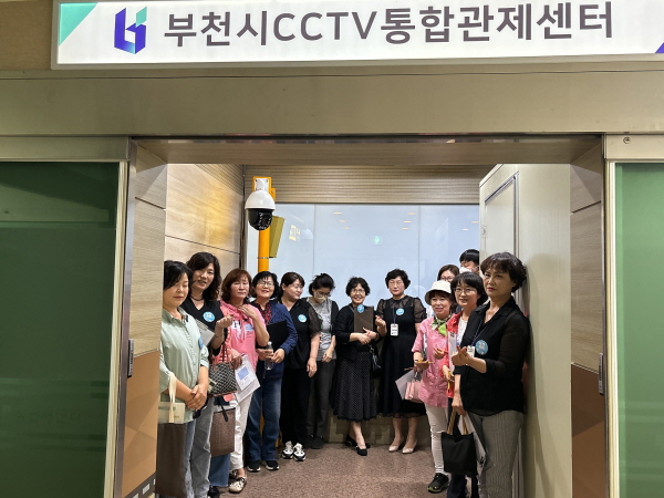 여성친화도시 시민참여단이 부천시 CCTV관제센터를 견학하고 기념 촬영을 하고 있다 (사진=부천시)