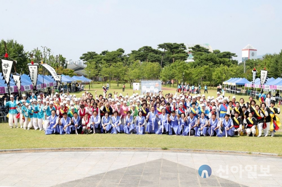 10일 유림공원야외공연장에서 유성문화원과 공동주관으로  ‘유성구 단오제·풍물대동제’ 한마음 행사가 개최된 가운데, 정용래 유성구청장(앞줄 일곱 번째)이 참여자들과 기념촬영을 하고 있다. (사진=유성구)