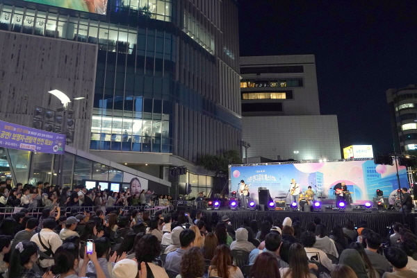 ‘제1회 신촌 인디뮤직 페스티벌’ 개막 공연 모습 (사진=서대문구)