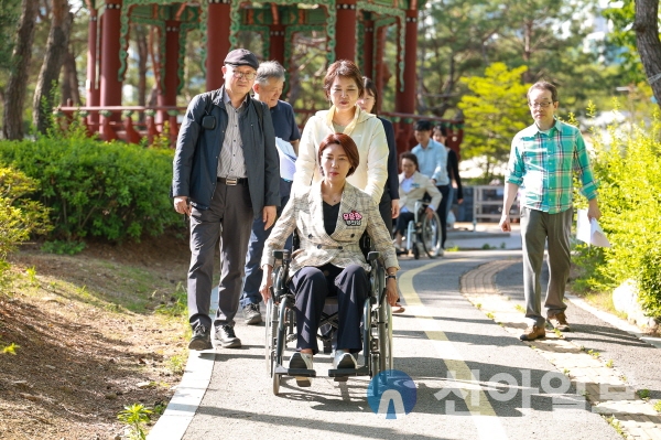 우윤화 과천시의회 부의장이 최근 문원체육공원에서 휠체어를 타고 시설을 점검하고 있다. (사진=과천시의회)