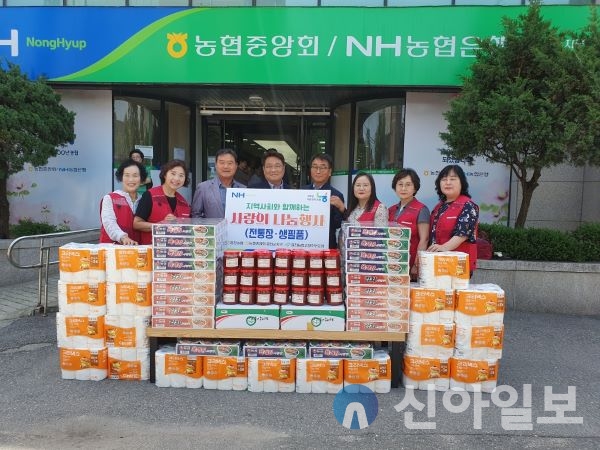 홍천농협(조합장 심영주)과 농협중앙회 홍천군지부(지부장 전성열), 홍천농협 고향주부모임(회장 이옥진)은 2024년 6월 17일 농협중앙회 홍천군지부에서 홍천군 지체장애인협회에 전달하는 “사랑의 전통 장 담그기 나눔 행사”를 가졌다.