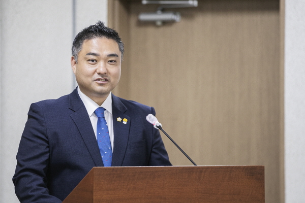 화성시의회 김상균 의원이 '화성시 흡연 피해방지 조례 일부개정조례안'에 대해 제안설명을 하고 있다 (사진=화성시의회)