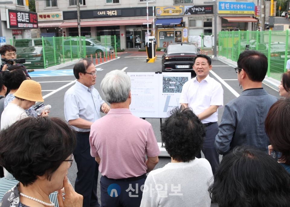 대전 서구는 주택가와 상가 밀집 지역인 갈마1동 일원에 공영 유료주차장을 조성했고 현장에서 서철모 서구청장이 사업설명회를 진행하고 있다 (사진=대전 서구)