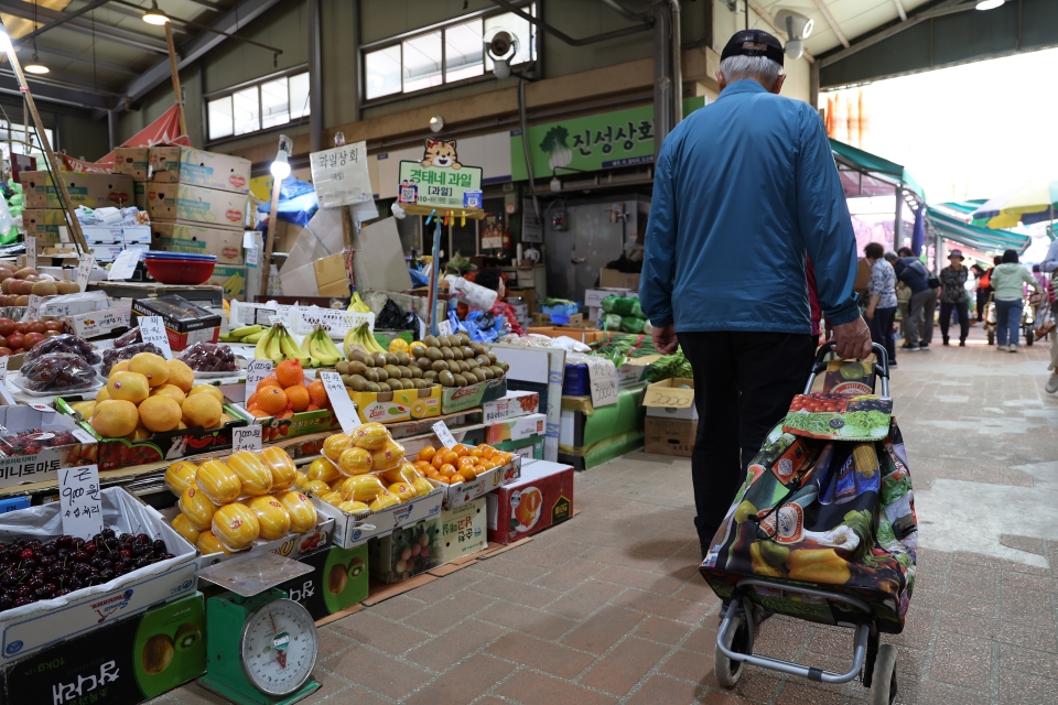 서울의 한 전통시장에서 시민들이 장을 보고 있다.[사진=연합뉴스]