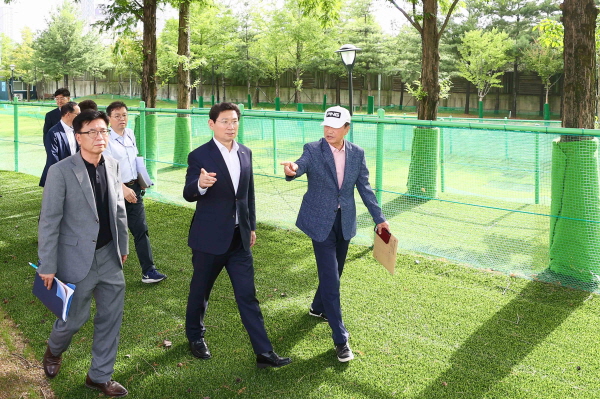 이상일 용인시장이 지난 24일 수지구 죽전2동 주민들과 소통간담회에서 수지아르피아 파크골프장 운영에 대한 건의가 나오자 현장을 직접 방문해 확인했다 (사진=용인시)