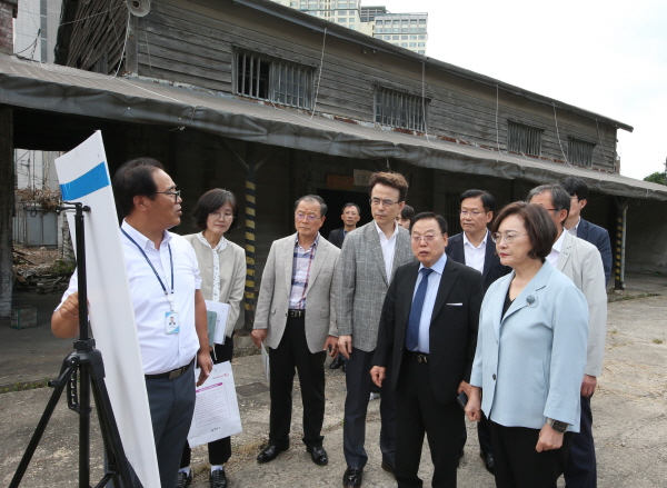 지난 25일 박희영 용산구청장(맨 오른쪽)이 현장부지에서 사업설명을 듣고 있다 (사진=용산구)