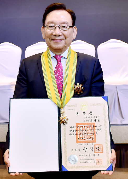 김기병 롯데관광개발 회장이 국가보훈부로부터 국민훈장 모란장을 받았다. [사진=롯데관광개발]