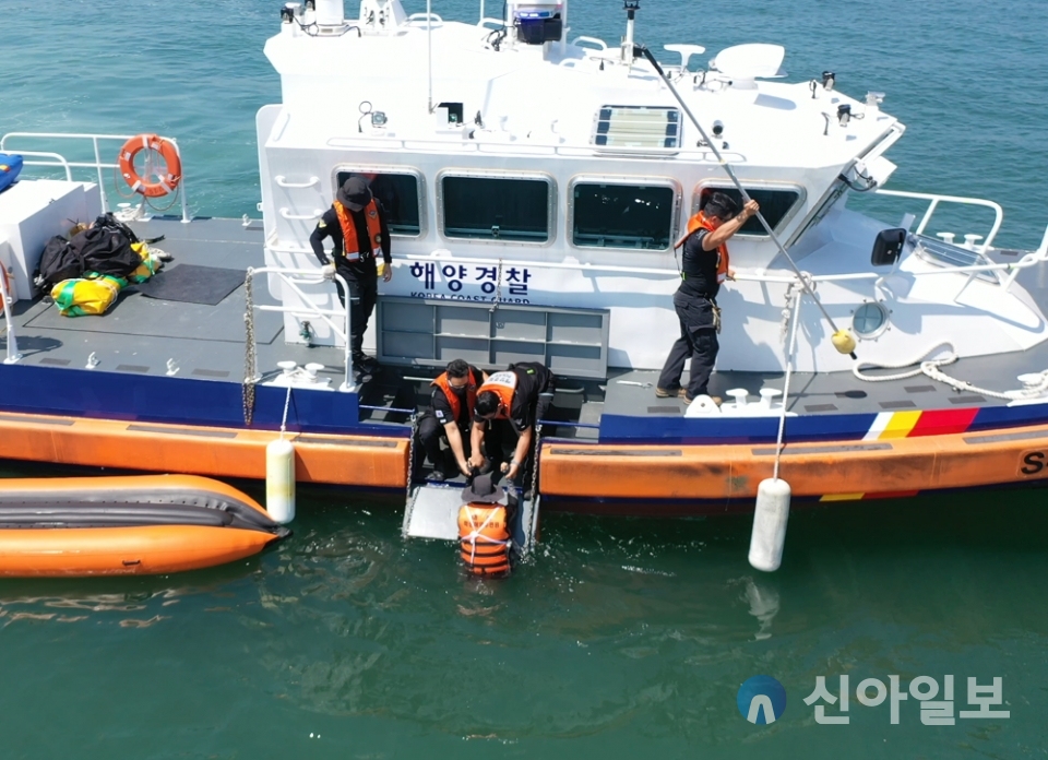 대전학생해양수련원, 학생 해양체험활동 수상사고 대응 합동 모의훈련 저체온환자 해경구조 하는 모습. (사진=대전학생해양수련원)