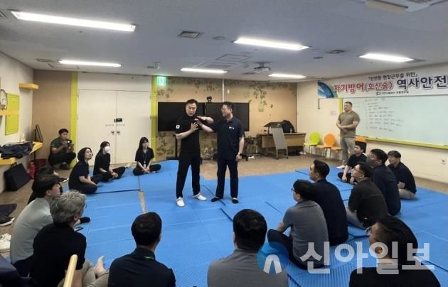 대전교통공사는 경찰인재개발원의 협조 하에 경찰 물리력 대응 교육센터에서 무도교육을 담당하는 오용훈 교수 등 3명의 무도사범이 직접역무원에게 여러 상황별 호신술 특강을 개최했다. (사진=대전교통공사)