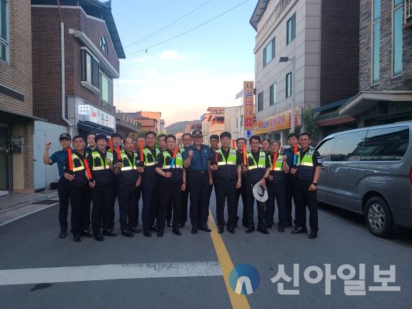 홍천경찰서(서장 김성운)는 매월 범죄예방·대응 전략회의 개최, 범죄분석에 따른 자율방범대와의 합동 순찰을 정례화하고 홍천군민의 평온한 일상 확보를 추진하기 위해 ‘너브내 안심순찰’명칭 사용 매월 합동 순찰을 전개하기로 하였다.